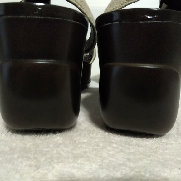 BRAND NEW Calvin Klein Wedge Sandals - Picture 3 of 5